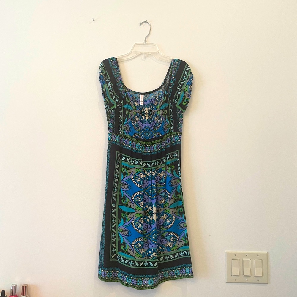 Patterned dress with cinched sleeves